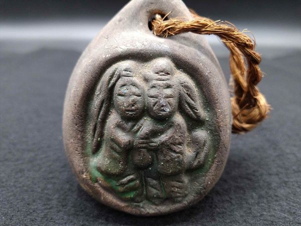 Vintage Earthen Bell Shrine Folk Art Amulet, 7.5cm x 5.8cm Used | Japanpricenet